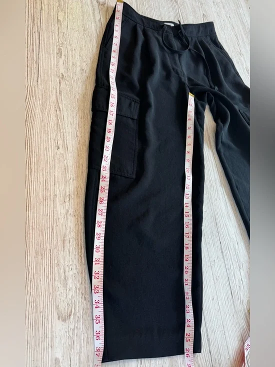 Wilfred Aritzia Shift Cargo Pant Relaxed barrel-leg crepe cargo pants in Black 8 - Picture 9 of 10